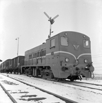 836727 Afbeelding van de diesel-electrische locomotief 2218 (serie 2200/2300) van de N.S. tijdens het heuvelen van ...